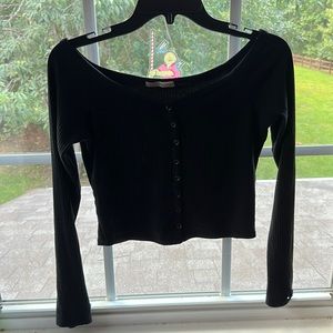 Cute off the shoulder long sleeve black crop top! 👽